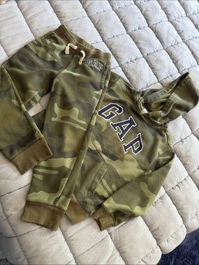 GAP Camo Jogger Sweatpants in Olive Green & Khaki